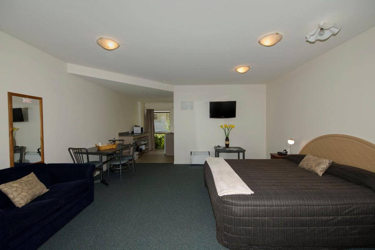 Lake Point Motel Hamilton Room photo